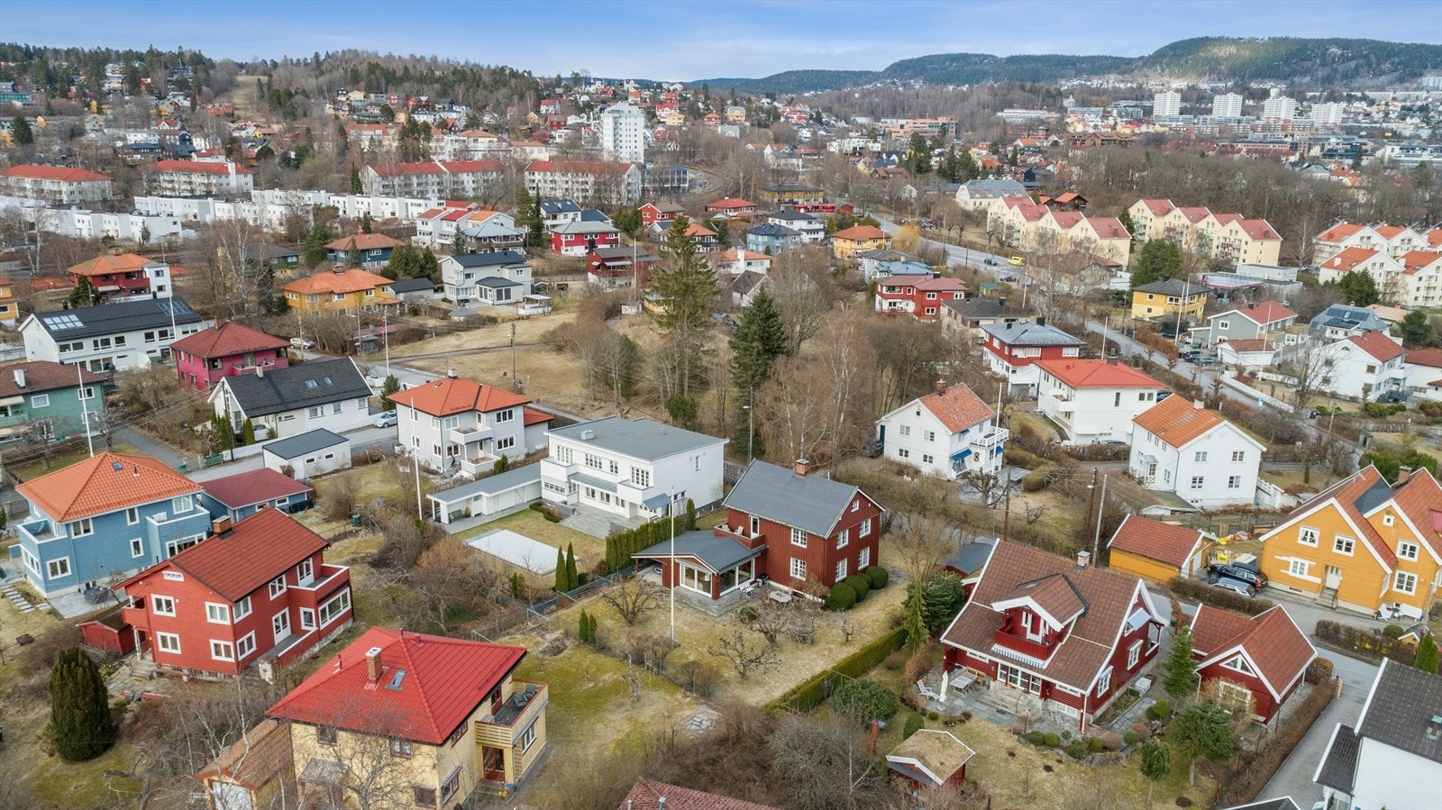 Fra boligen er det kort vei til kollektivtrafikk, nærbutikk, skoler, samt byen og Nordmarka. Galleribilde