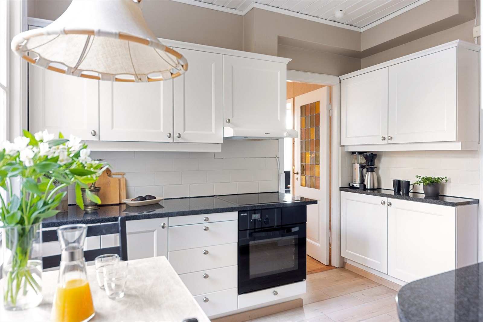 Kjøkkenet fikk nytt laminatgulv i 2015. Innredningen er montert i tre seksjoner og har hvite profilfronter. Galleribilde