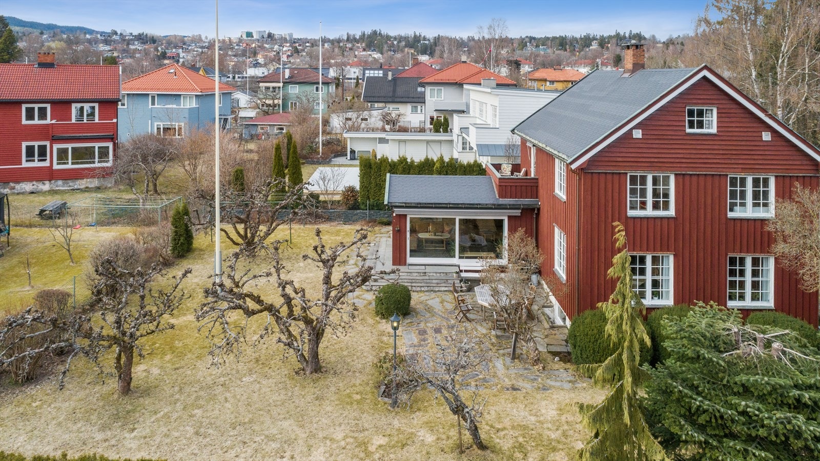 Hagen har stor boltreplass og er skjermet med hekk og trær, så her har de små en fin og trygg lekeplass. Galleribilde