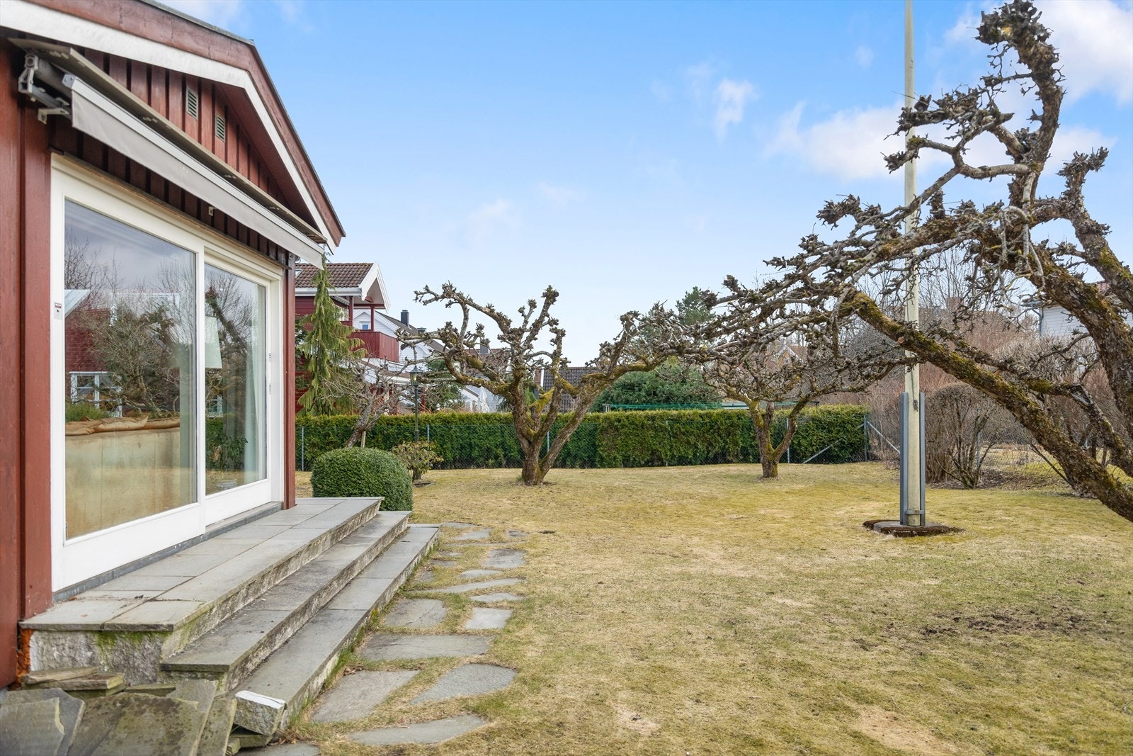 Det er montert flaggstang på eiendommen. Galleribilde