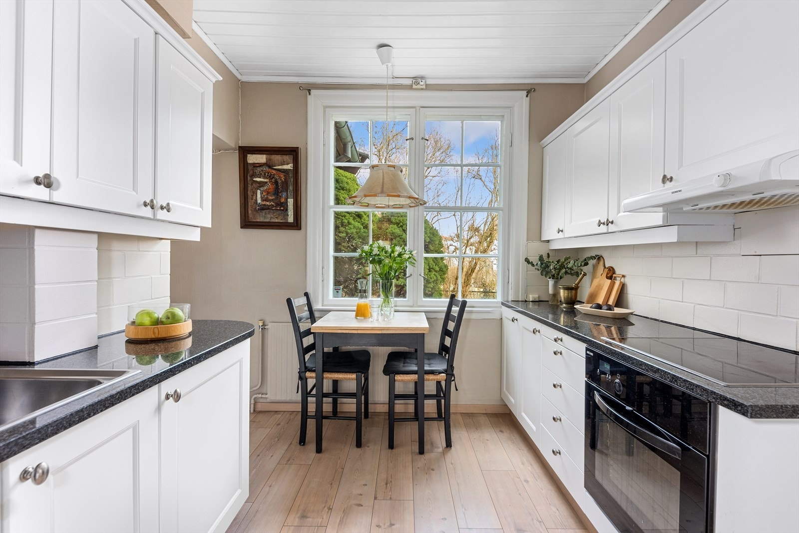 Kjøkkenet er pent og trivelig. Galleribilde