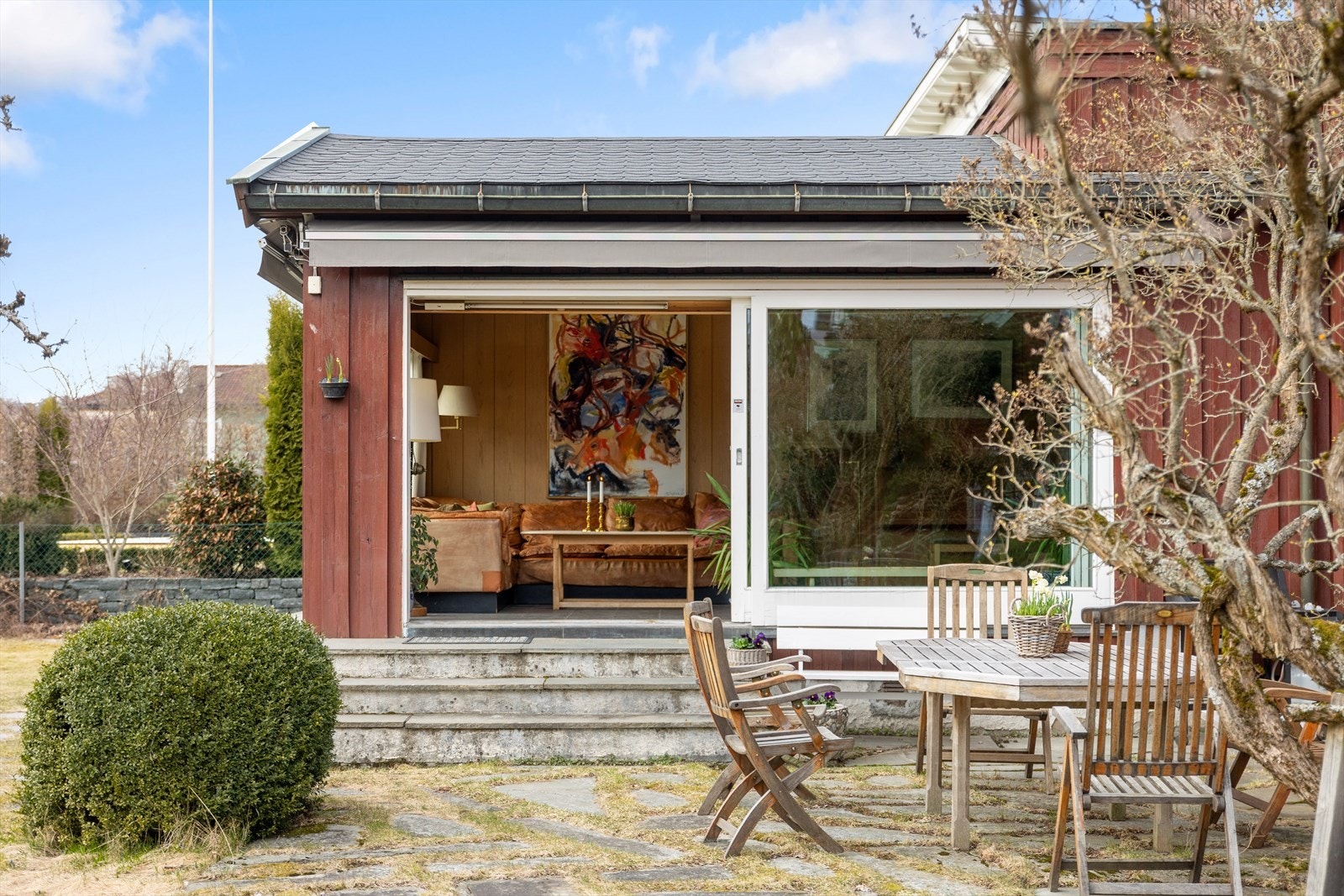 Hagen er frodig beplantet med gressplen Galleribilde