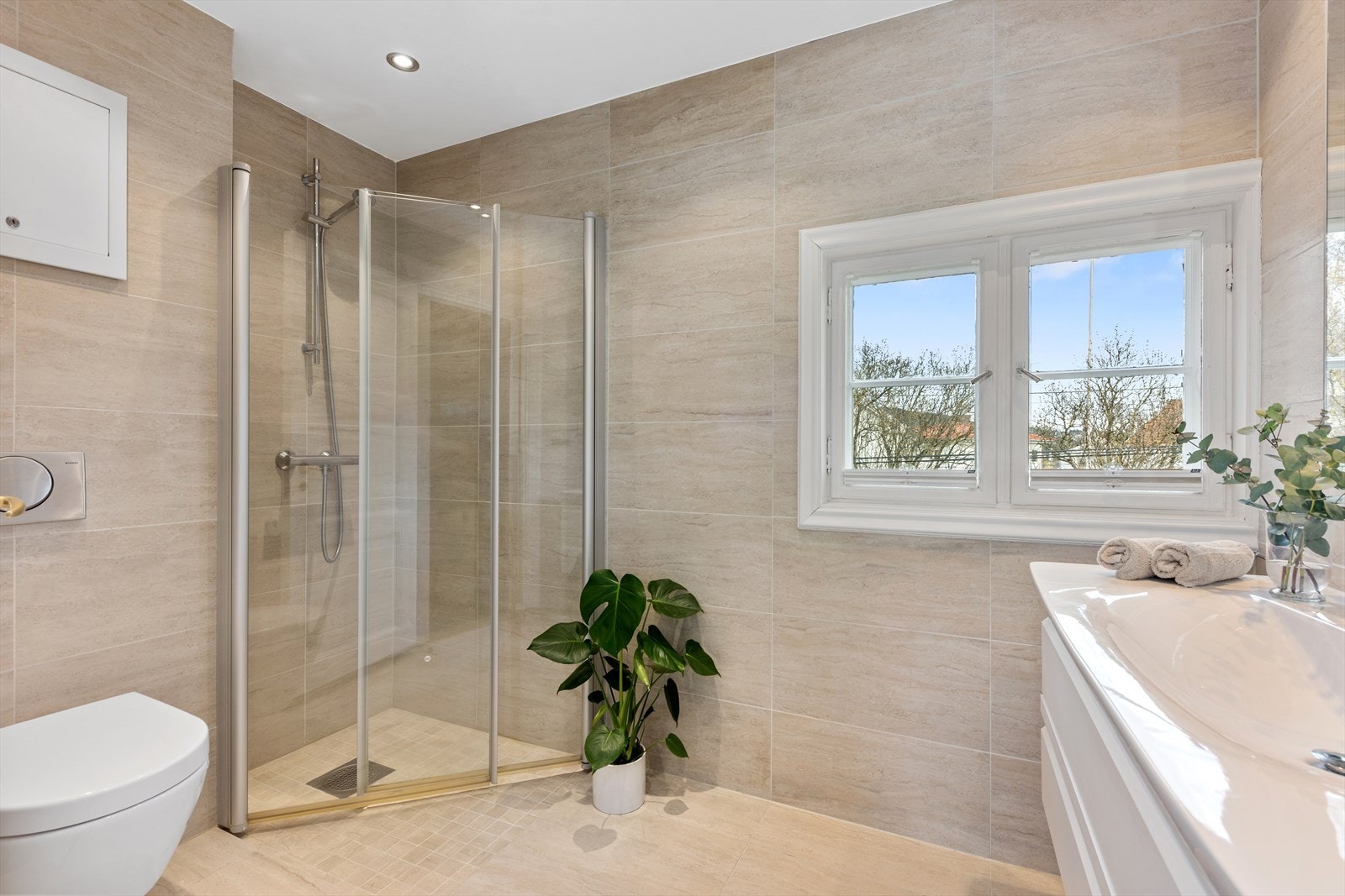 Baderom i andre etasje ble delikat pusset opp i 2013. Galleribilde