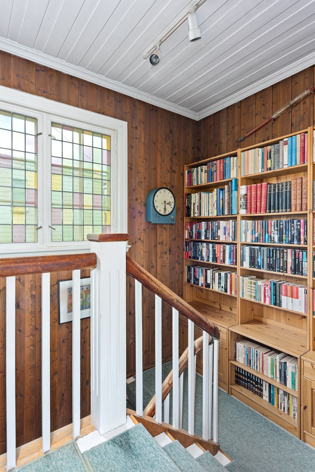 Trappeparti til andre etasje har bla. et flott blyglassvindu. Videre er det tre soverom som ligger ligger praktisk samlet på samme plan. Galleribilde