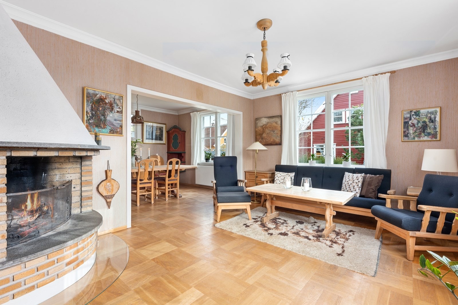 Boligen har tre store stuer, noe som byr på mange muligheter og rikelig med spillerom. Galleribilde