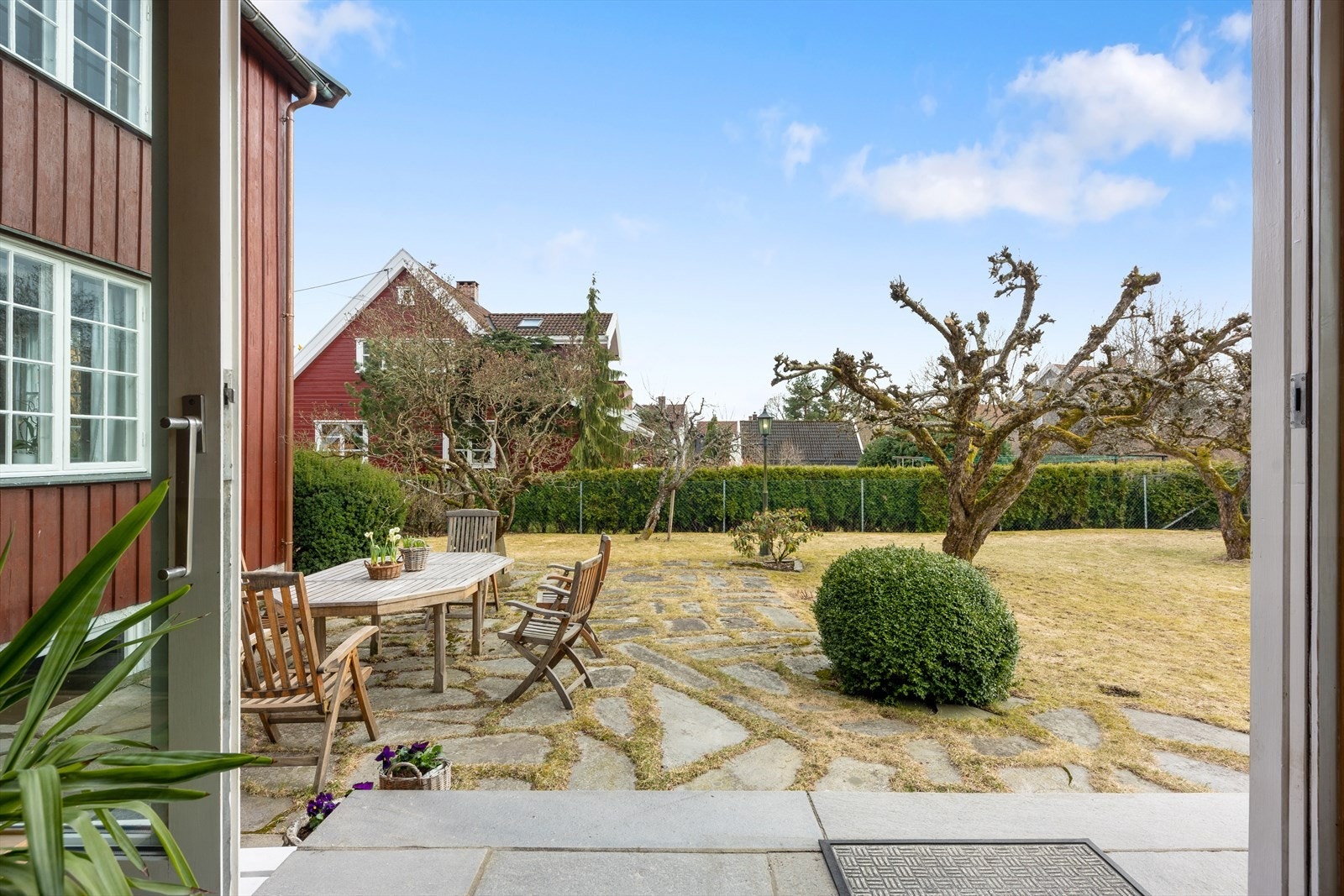 Naturlig spiseplass etablert rett utenfor stuen. Galleribilde