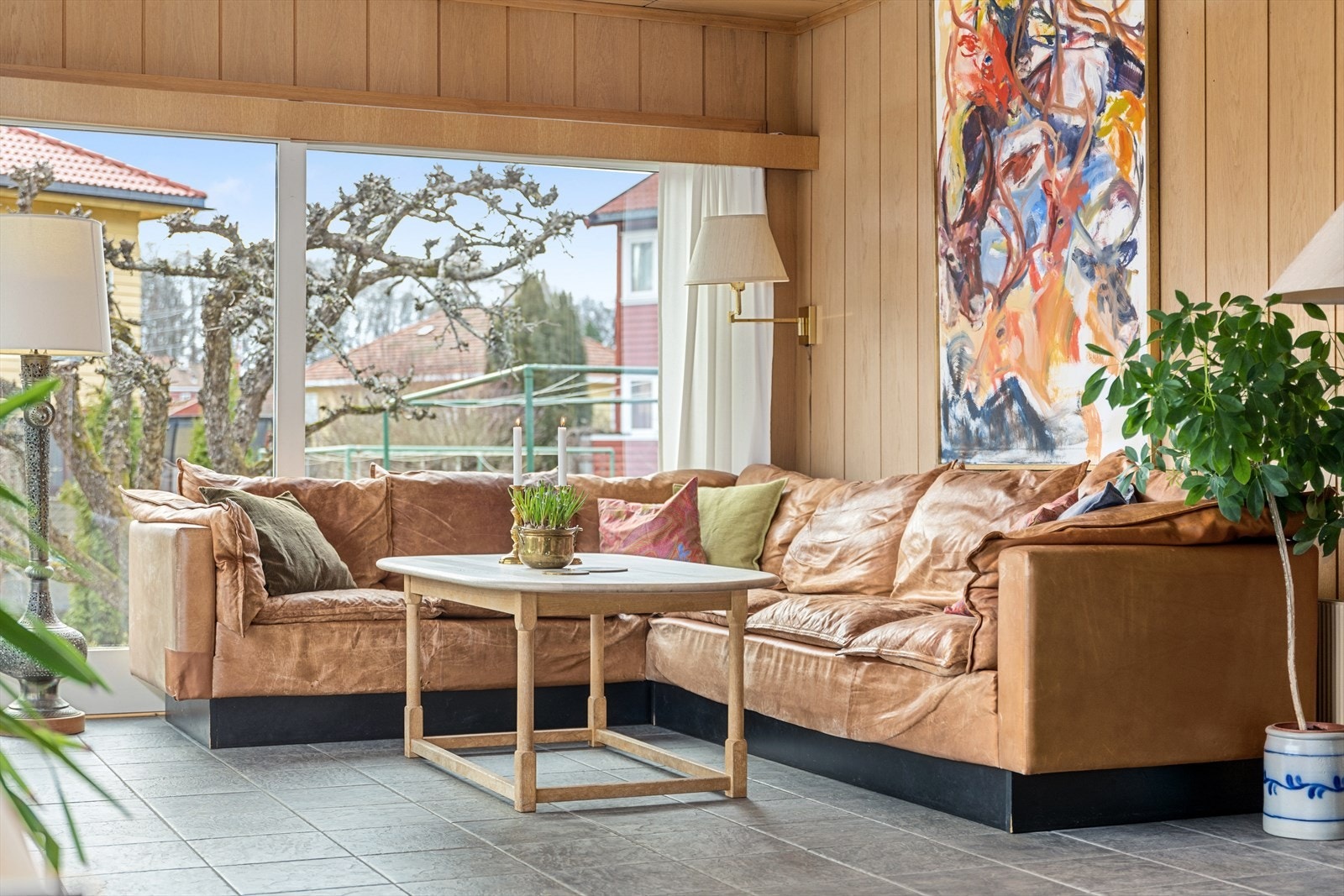 Stuen har en romslig, avlang form som er enkel å innrede. Galleribilde