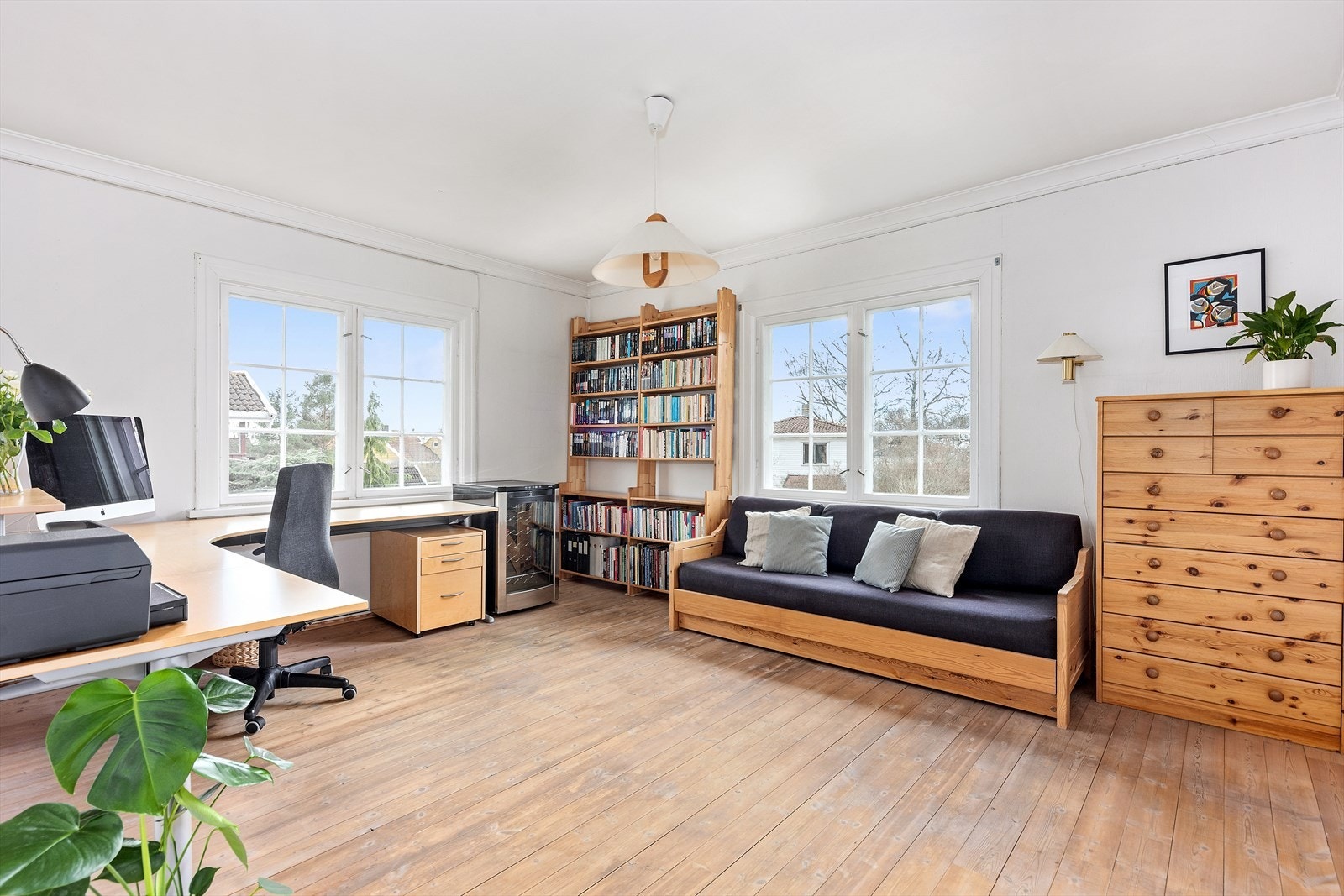 Svært romslig soverom som i dag benyttes til kontor. Galleribilde