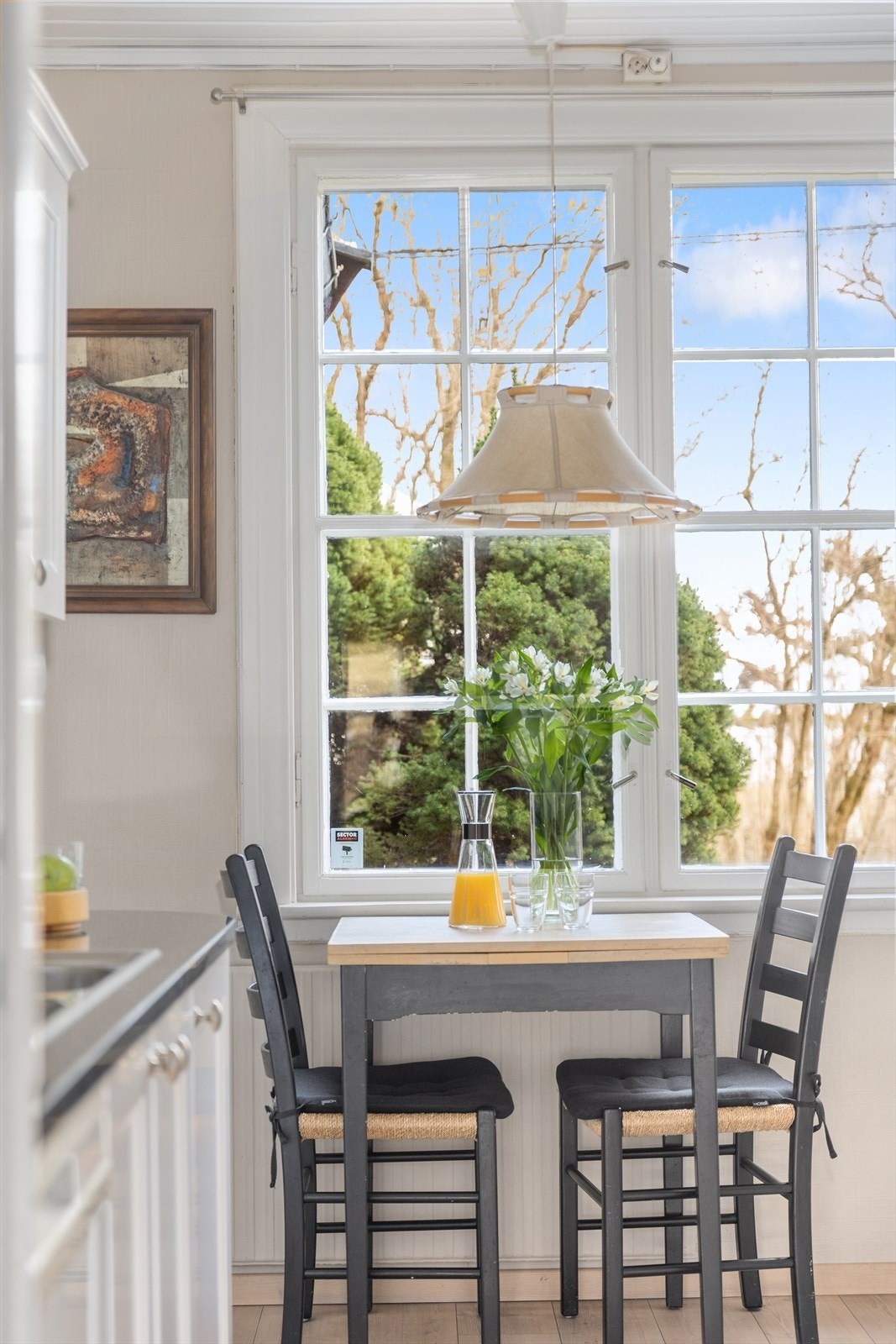 Kjøkken har fin plass til et frokostbord ved vinduet. Galleribilde