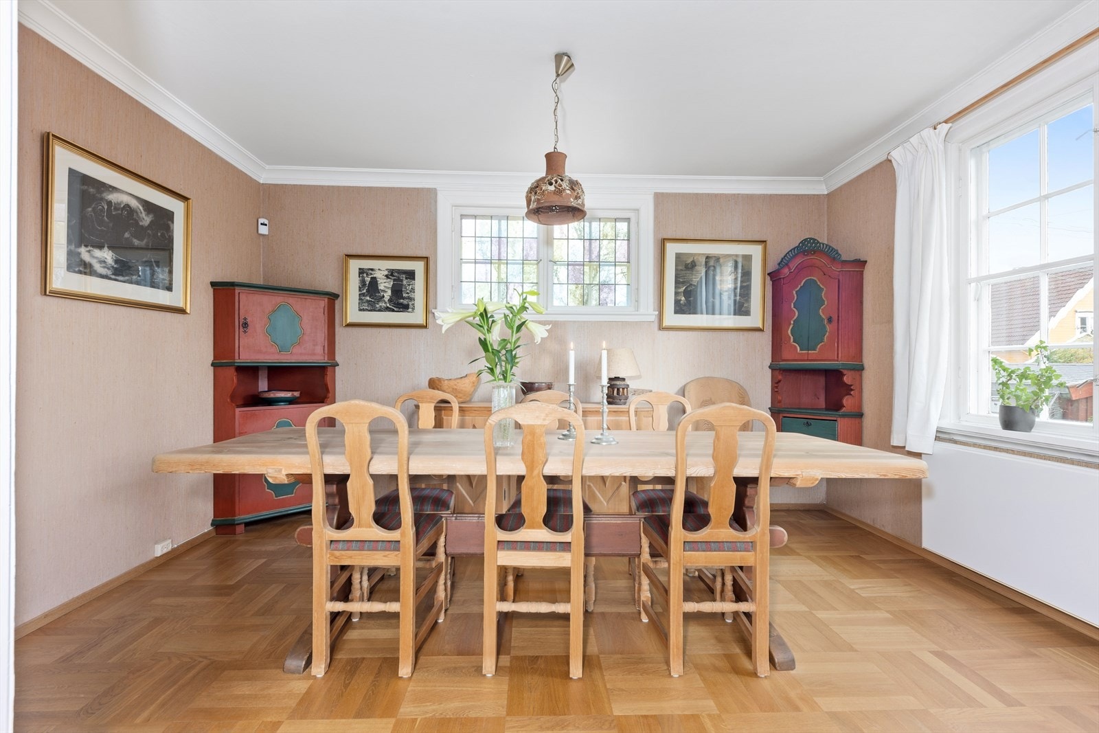 Spisestuen har naturligvis plass til langbord Galleribilde