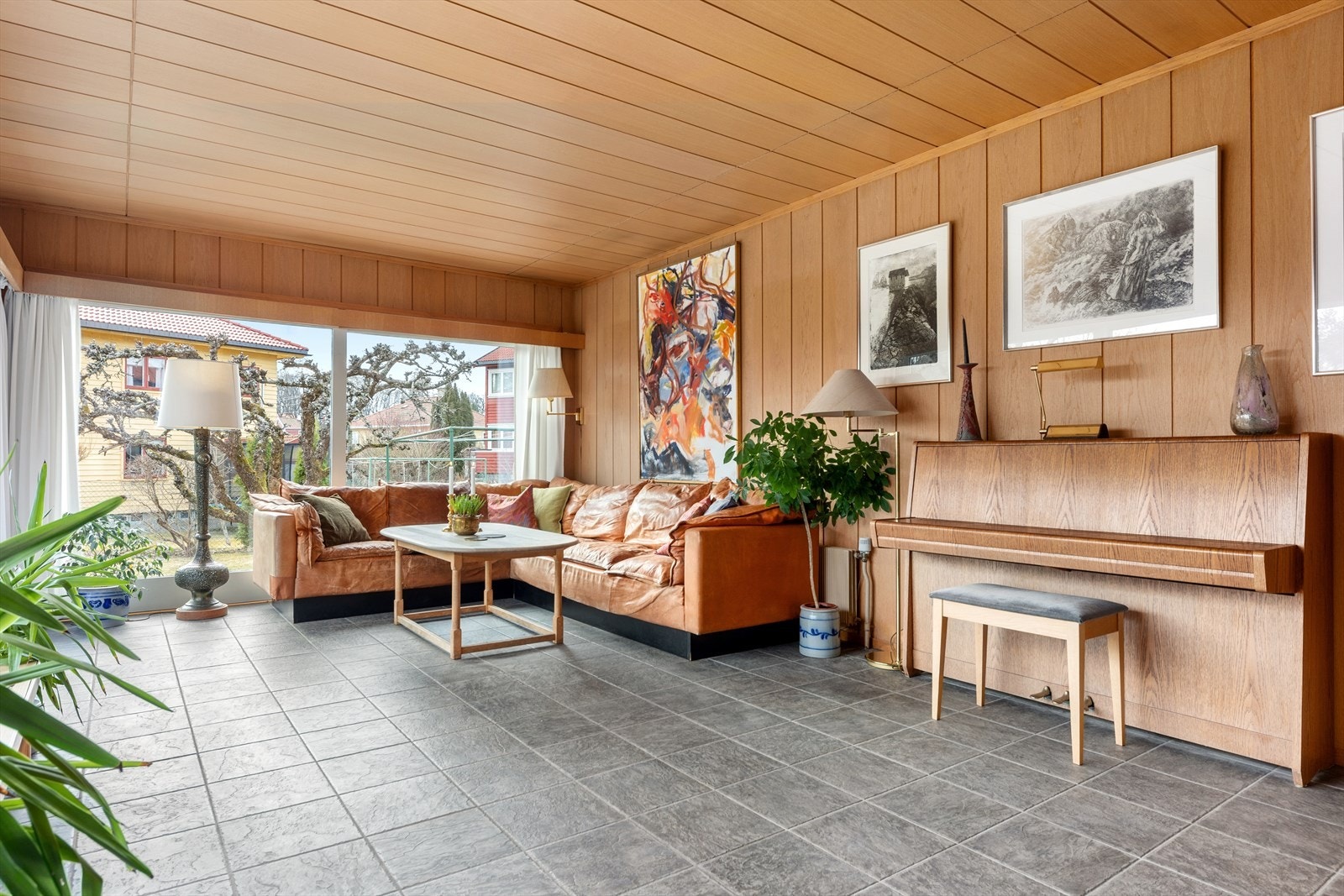 Den tredje stuen i huset er særdeles luftig, men samtidig lun. Gulvet har grå fliser med underliggende varme. Galleribilde