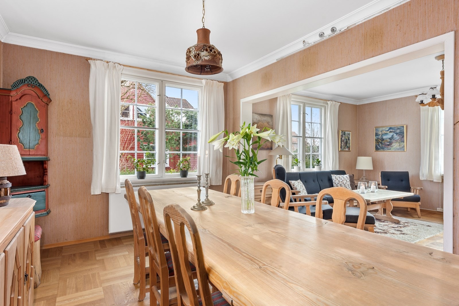 Utenfor kjøkkenet er det en spisestue som igjen ligger åpent mot peisestuen. Galleribilde