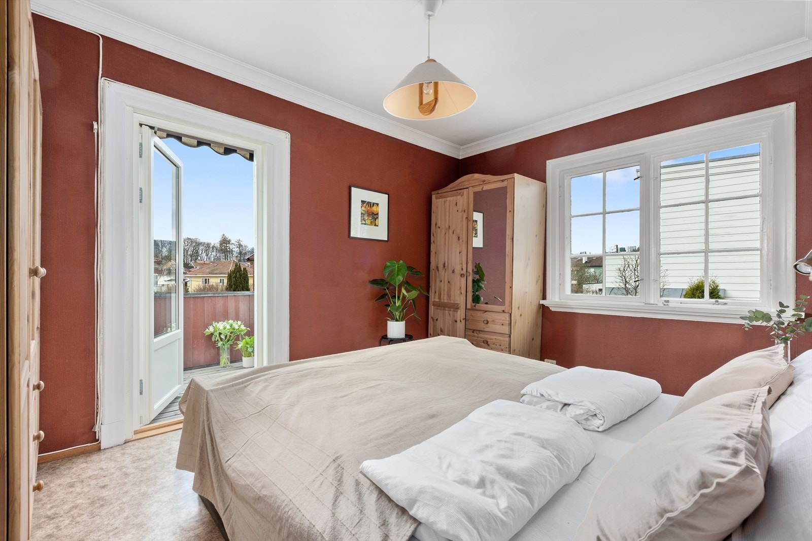 Hovedsoverommet har direkte utgang til usjenert og skjermet balkong. Galleribilde