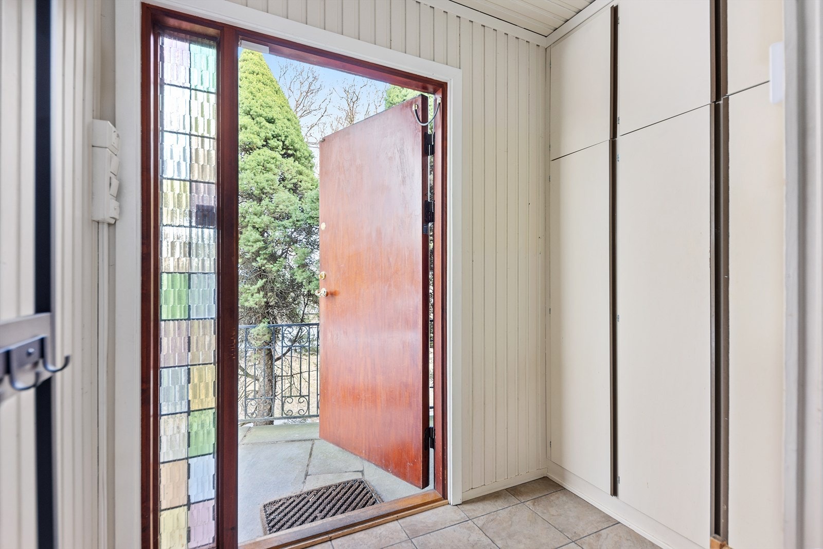 Det er også egen inngang i tilknytning til gang og kjøkken. Galleribilde