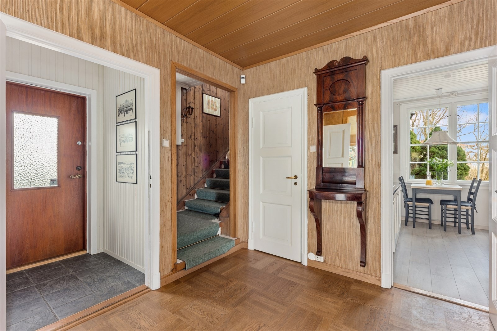 Hovedentreen består av vindfang og en romslig hall. Galleribilde