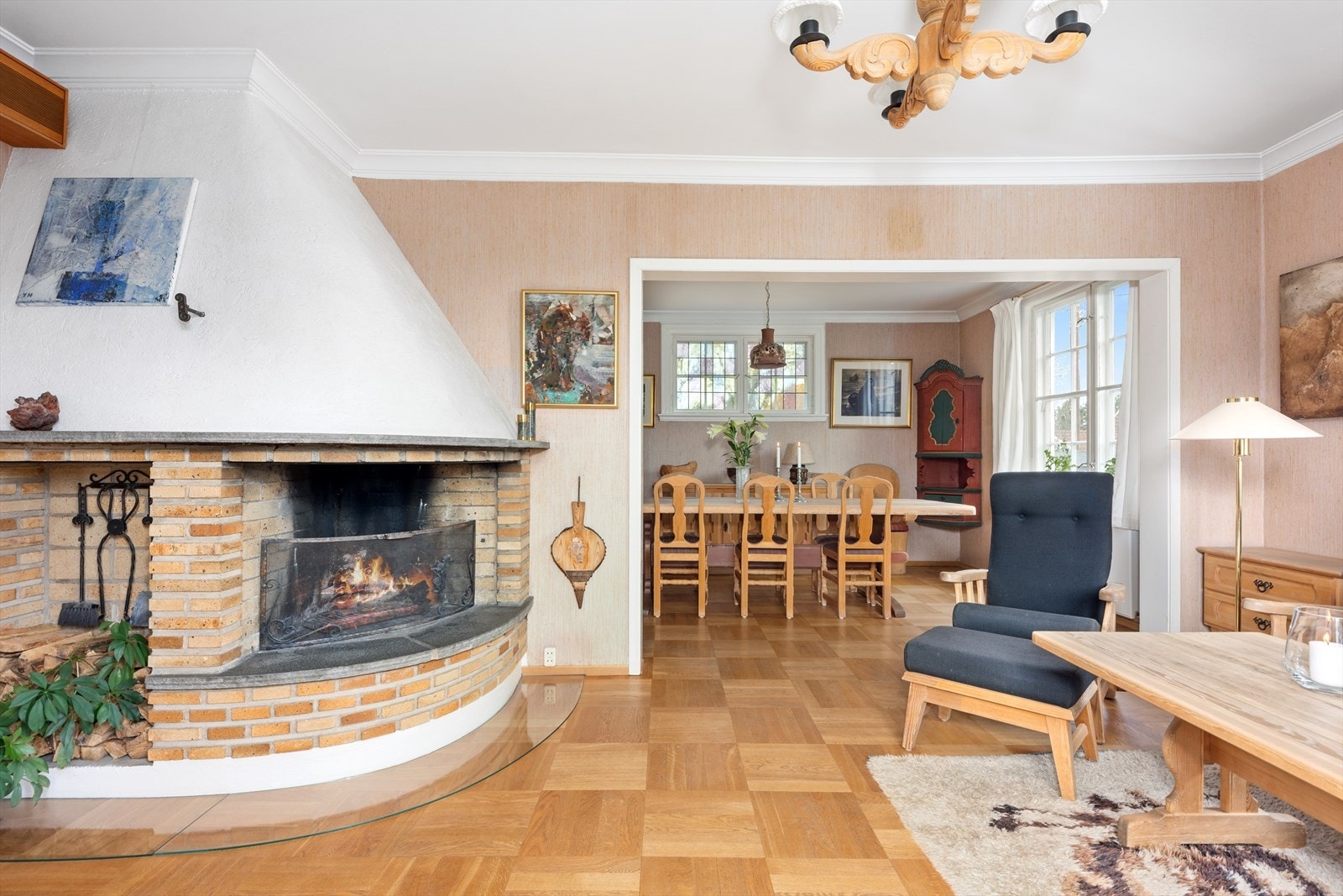 Rommet har gode vindusflater i to himmelretninger, et gjennomgående parkettgulv i hollandsk mønster fra 2013 Galleribilde