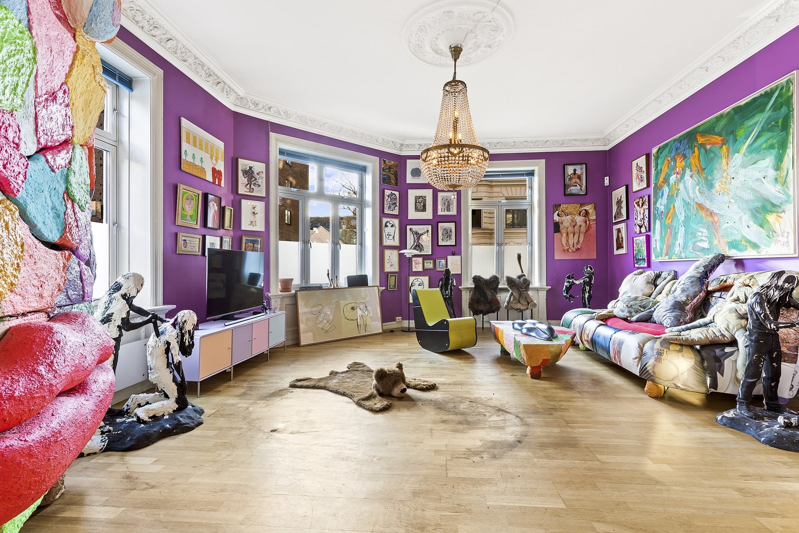 Beliggende på hjørnet med store vinduer gir leiligheten godt med lys Galleribilde