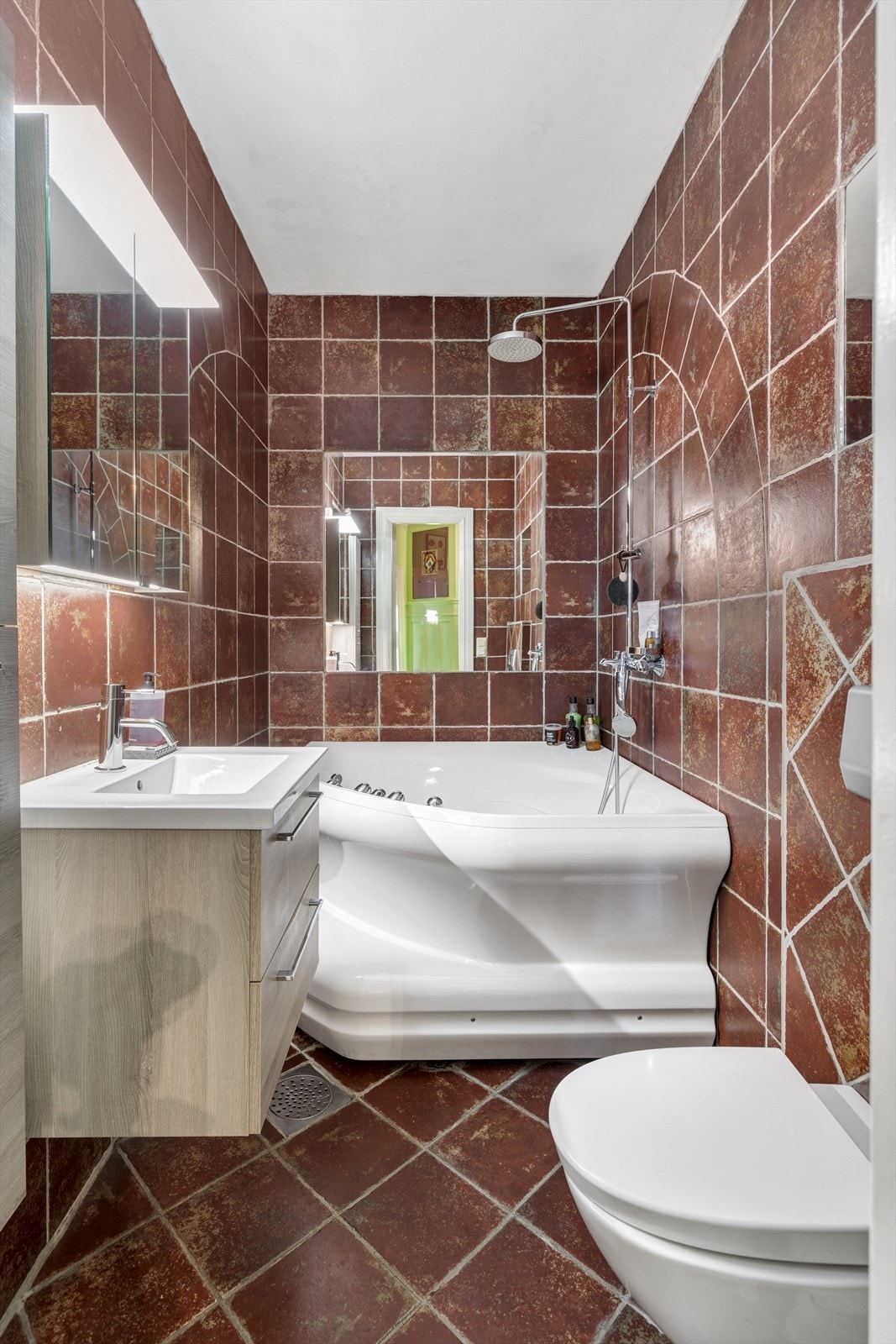 Servant med skap, badekar og toalett Galleribilde