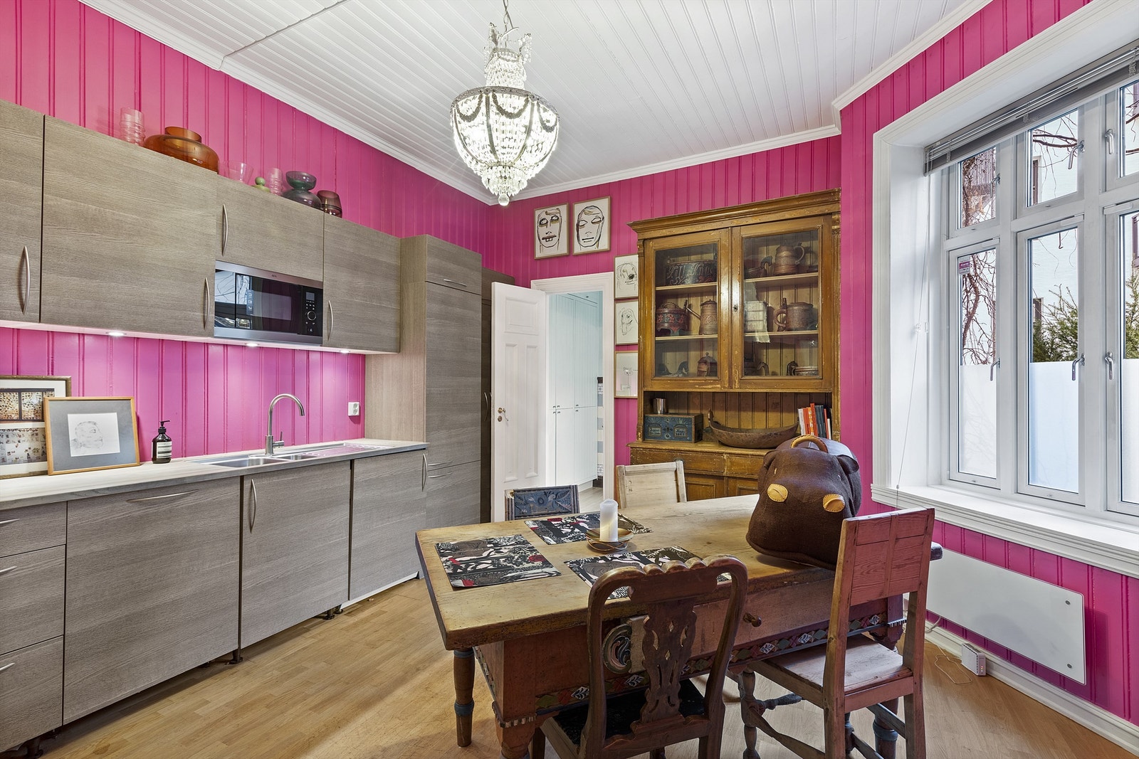 Kjøkken med plass til romslig spisebord Galleribilde