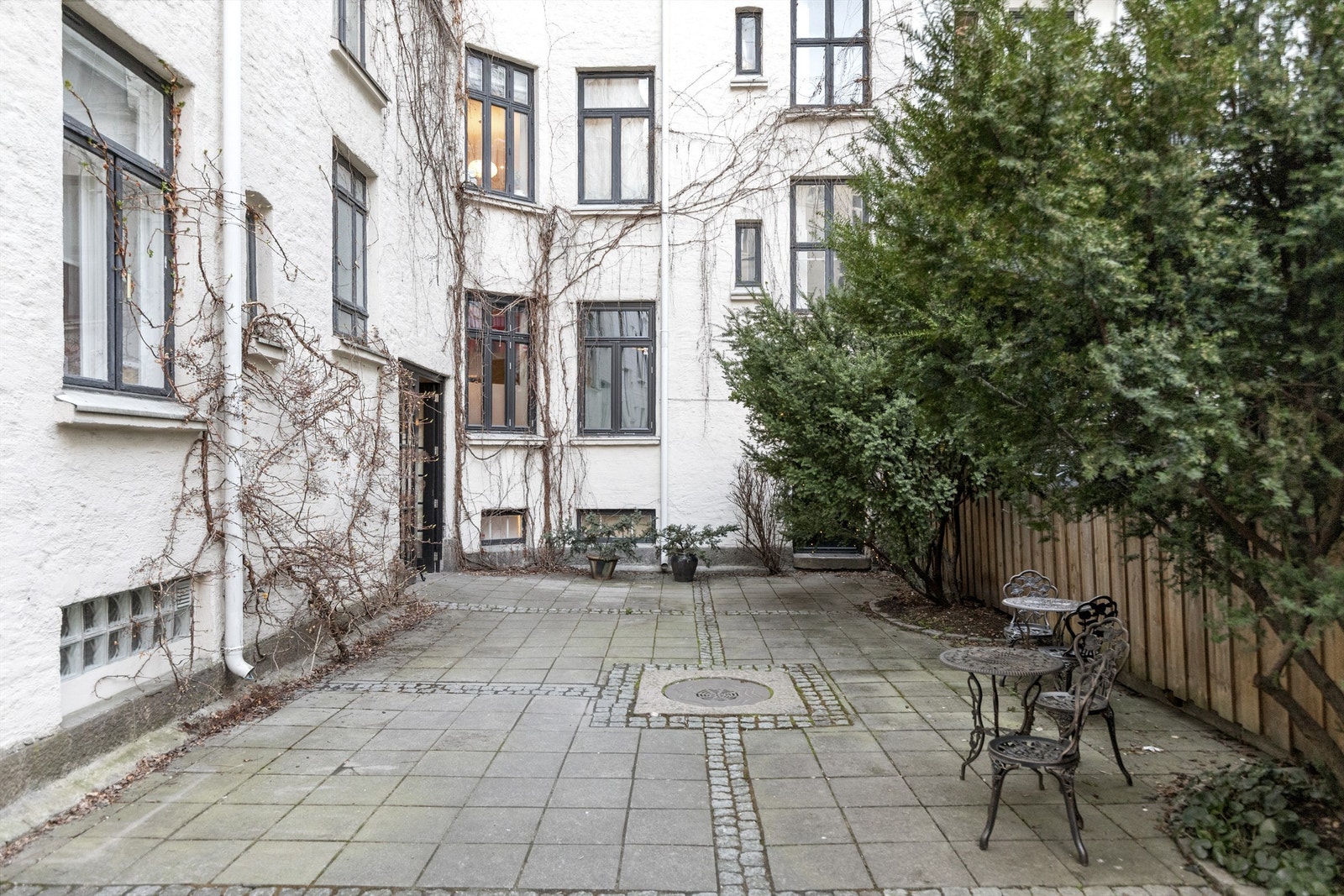 Bakgården Galleribilde