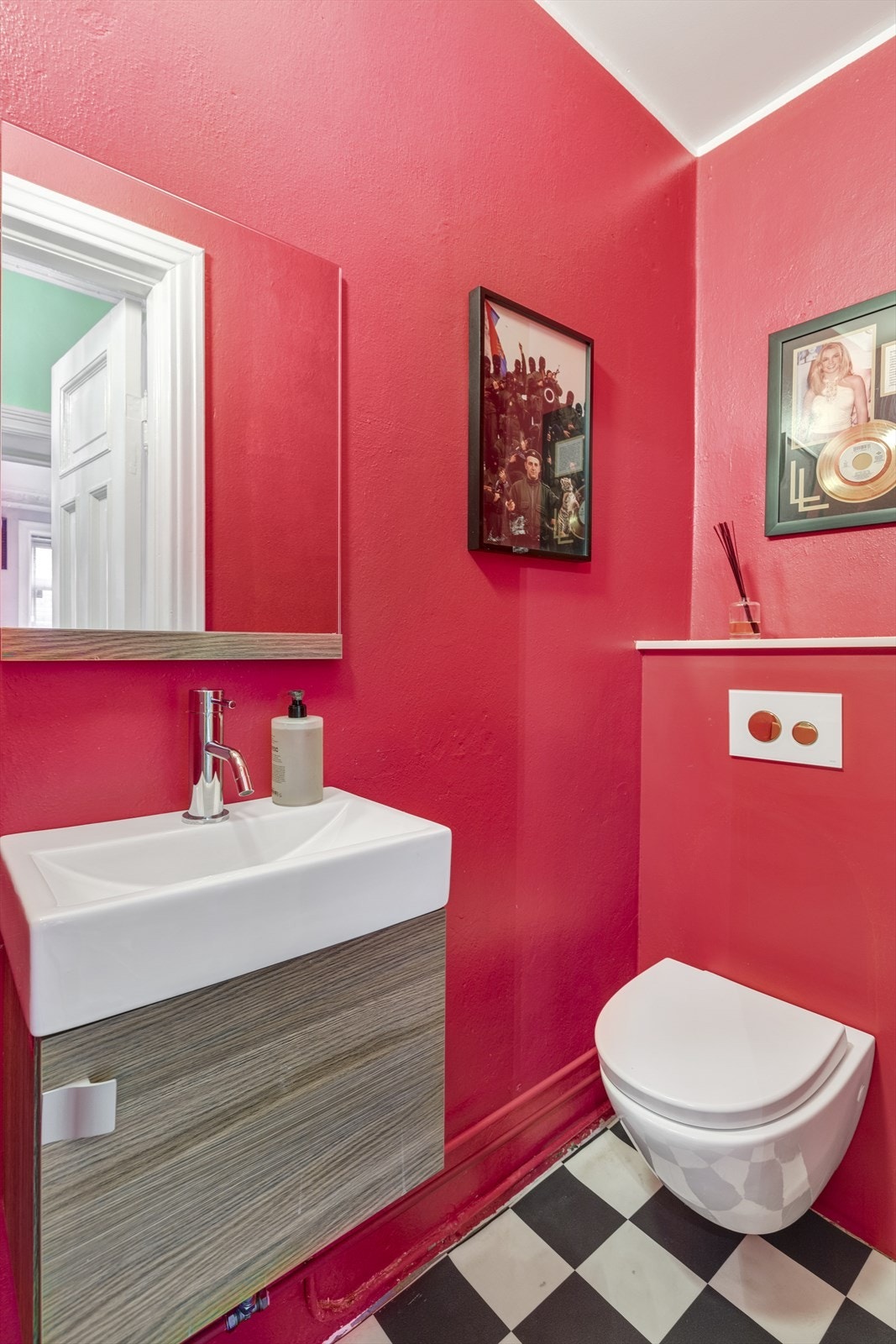 Separat toalett med servant i gangen Galleribilde