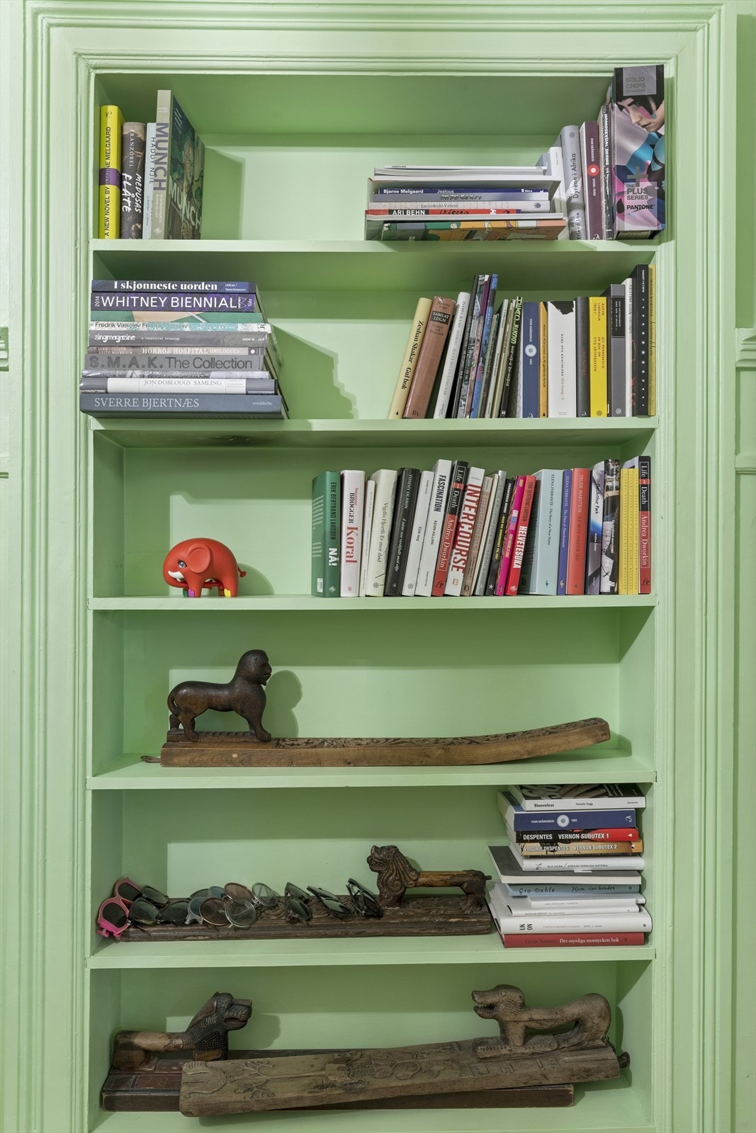 Hyller i gangen Galleribilde