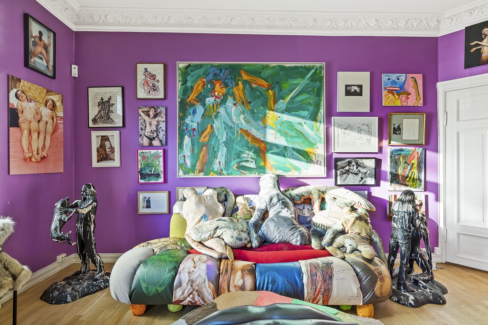 Leiligheten har klassiske detaljer som stukkatur og rosetter Galleribilde