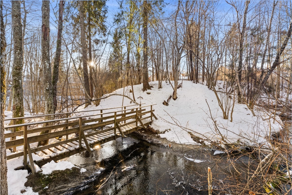 Tomten ligger særdeles stille og fredelig til med bekkesus og fugleliv ved eiendommen. Galleribilde