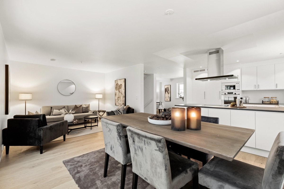 Kjøkken og stue deler det meste av arealet i 1. etasje og sammen utgjør de et sosialt og velfungerende allrom. Galleribilde