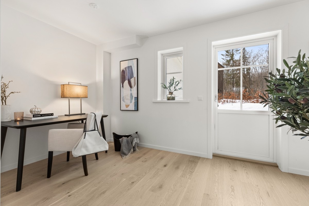 Fra den ene siden av stuen er det utgang til terreng/hage. Galleribilde