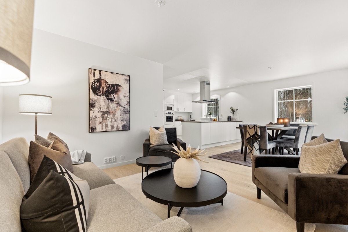 Stuen ligger i åpen løsning mot kjøkken. Galleribilde