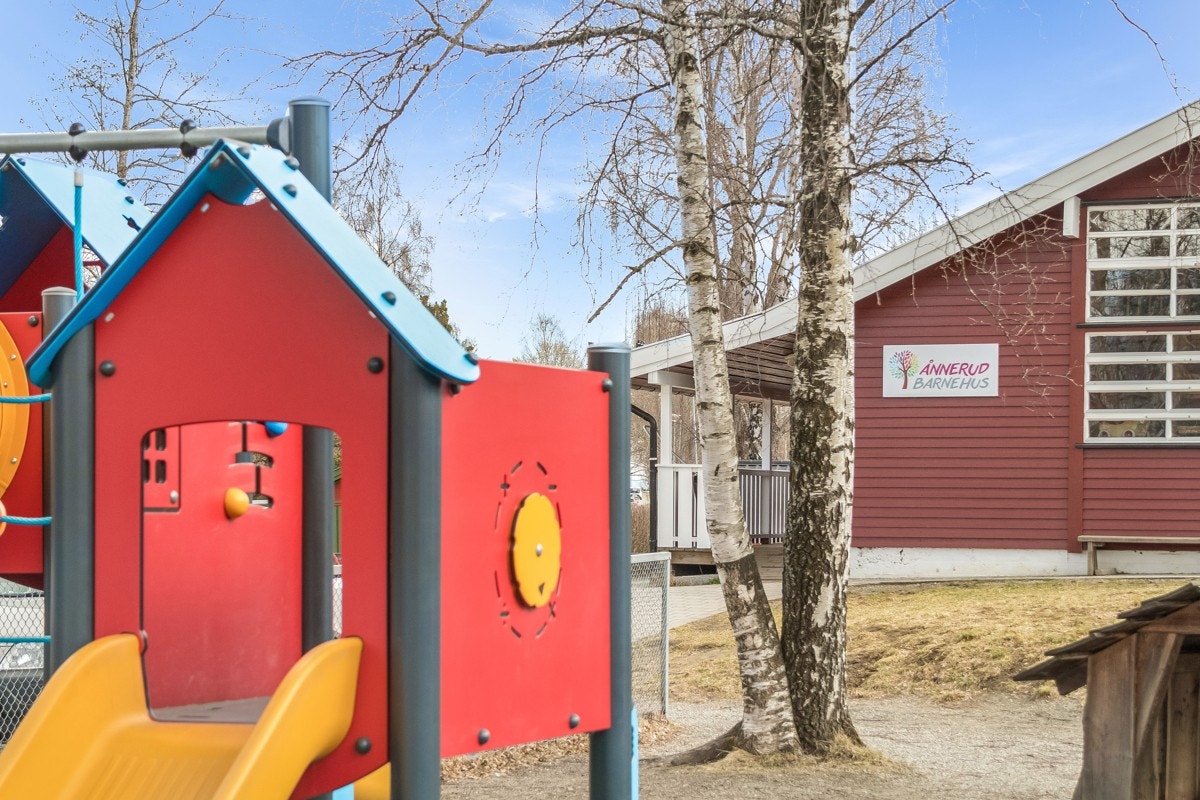 Det er flere barnehager i området, bl.a. Ånnerud barnehus som ligger ca. 10 minutters gange fra eiendommen. Galleribilde
