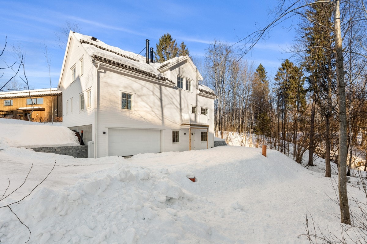 Solrik hage og dobbelgarasje med tilhørende sportsbod. Galleribilde