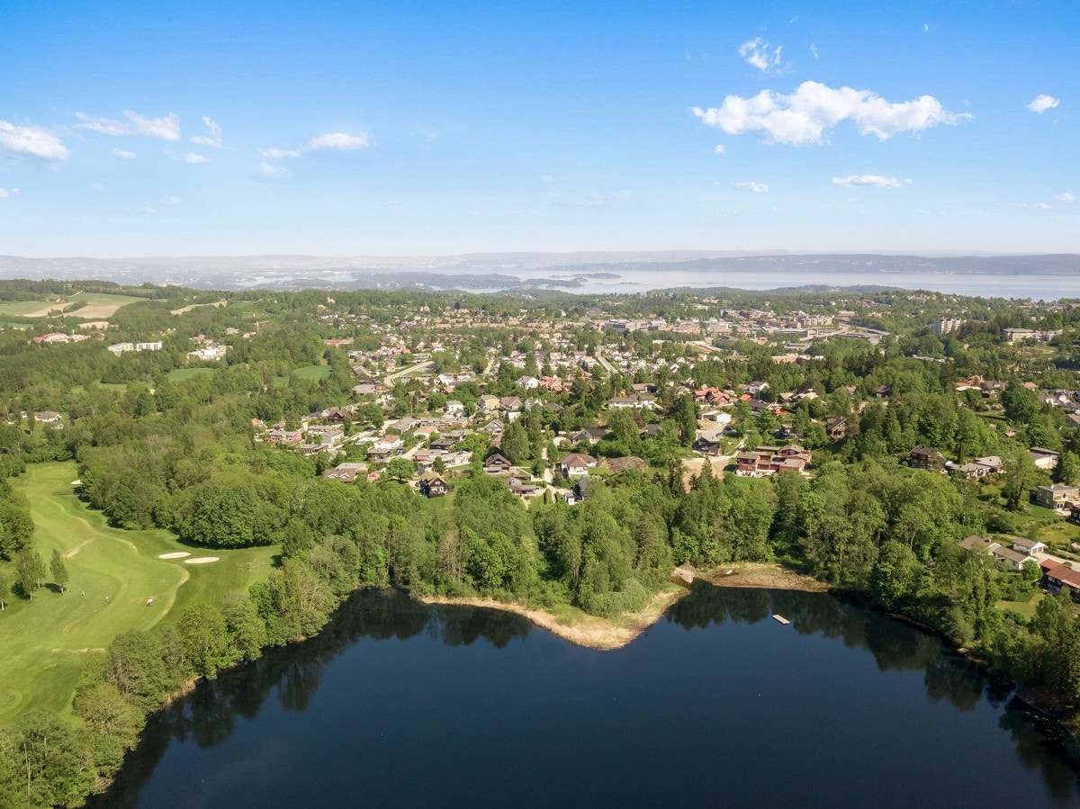 Her kan man nyte lett tilgjengelige skogsområder med mangfoldige stier og idylliske innsjøer. Galleribilde