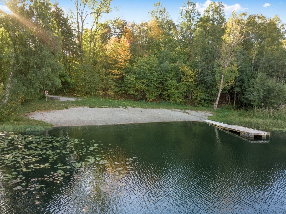 Umiddelbar nærhet til flere fine badeplasser, bl.a. Finsrudvannet og Hogstadvannet som ligger like i nærheten. Galleribilde