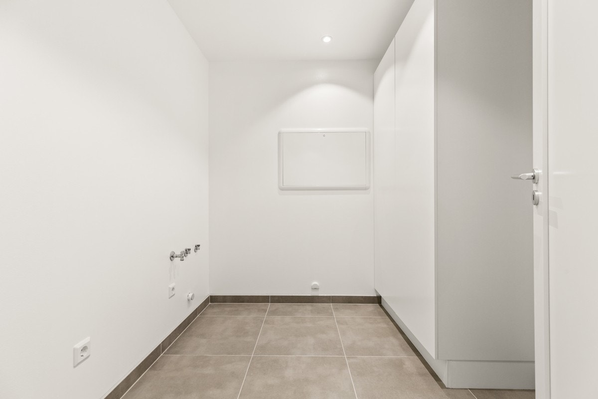 Vaskerom i underetasje med opplegg for vaskemaskin og tørketrommel. Galleribilde