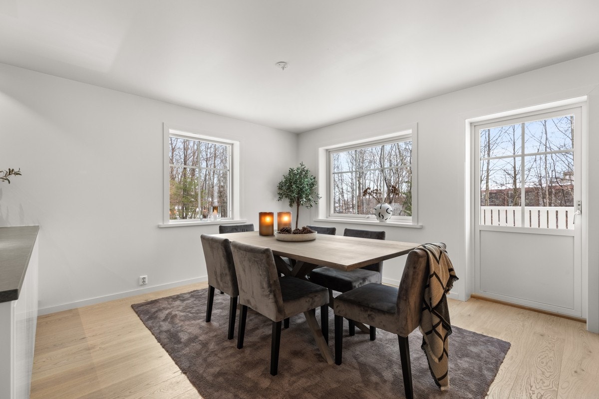 Det er lagt vekt på store glassflater for rikelig med lysinnslipp. Galleribilde