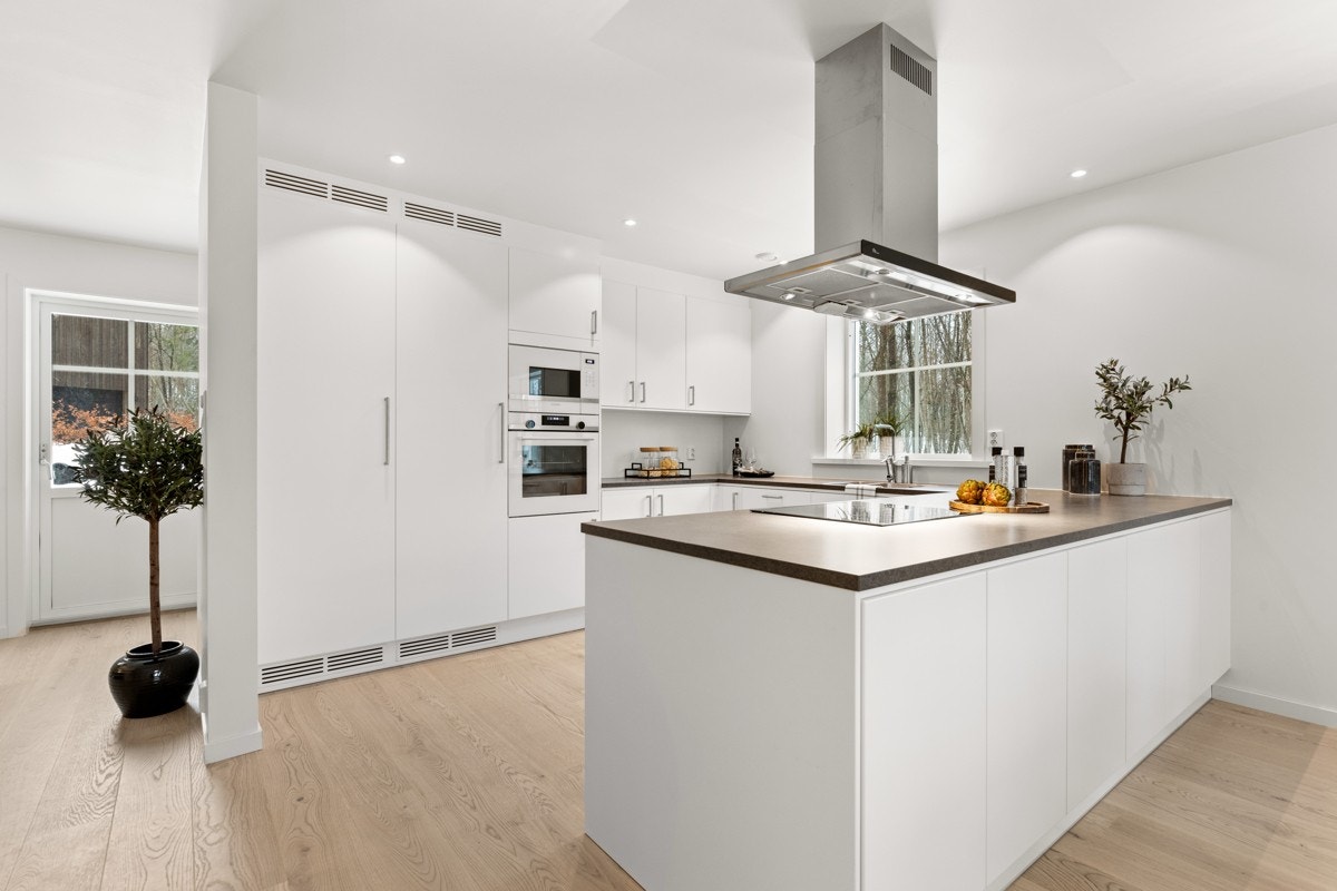 Moderne kjøkken fra kvalitetsleverandøren Drømmekjøkken med store arbeidsflater og rikelig med oppbevaringsplass. Galleribilde