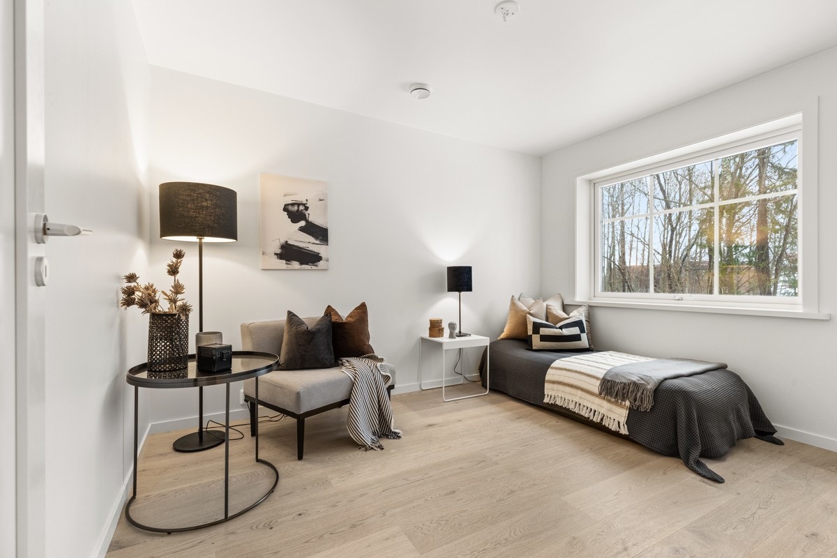 Soverom i underetasje med adkomst til bod/walk-in garderobe. Galleribilde