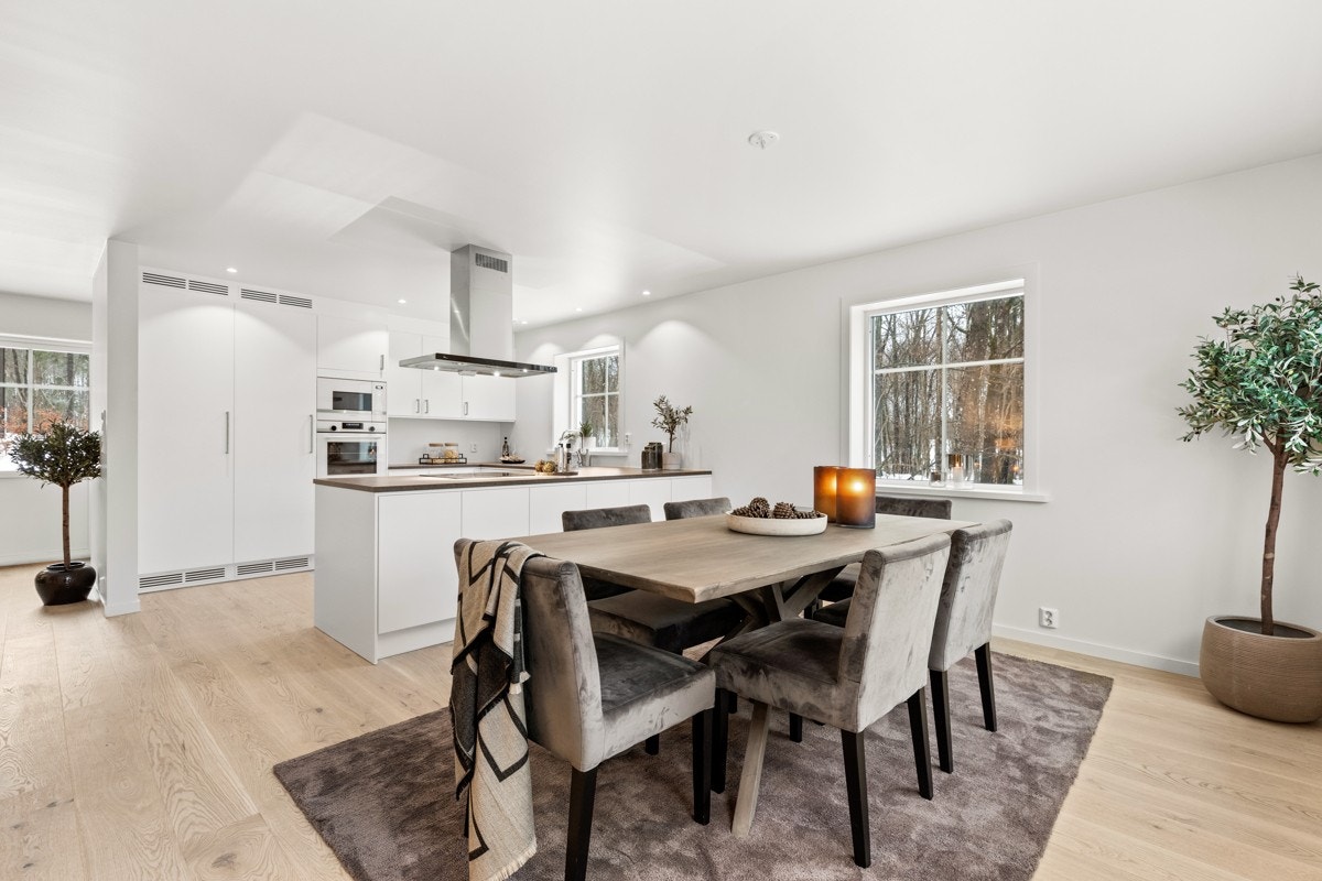 Romslig og velutstyrt kjøkkensone i åpen løsning mot stue. Galleribilde