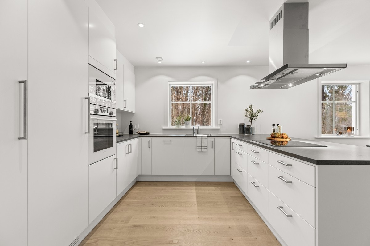 Kjøkken er lekkert utformet med et stilrent og nordisk design, skreddersydd til en familie. Galleribilde