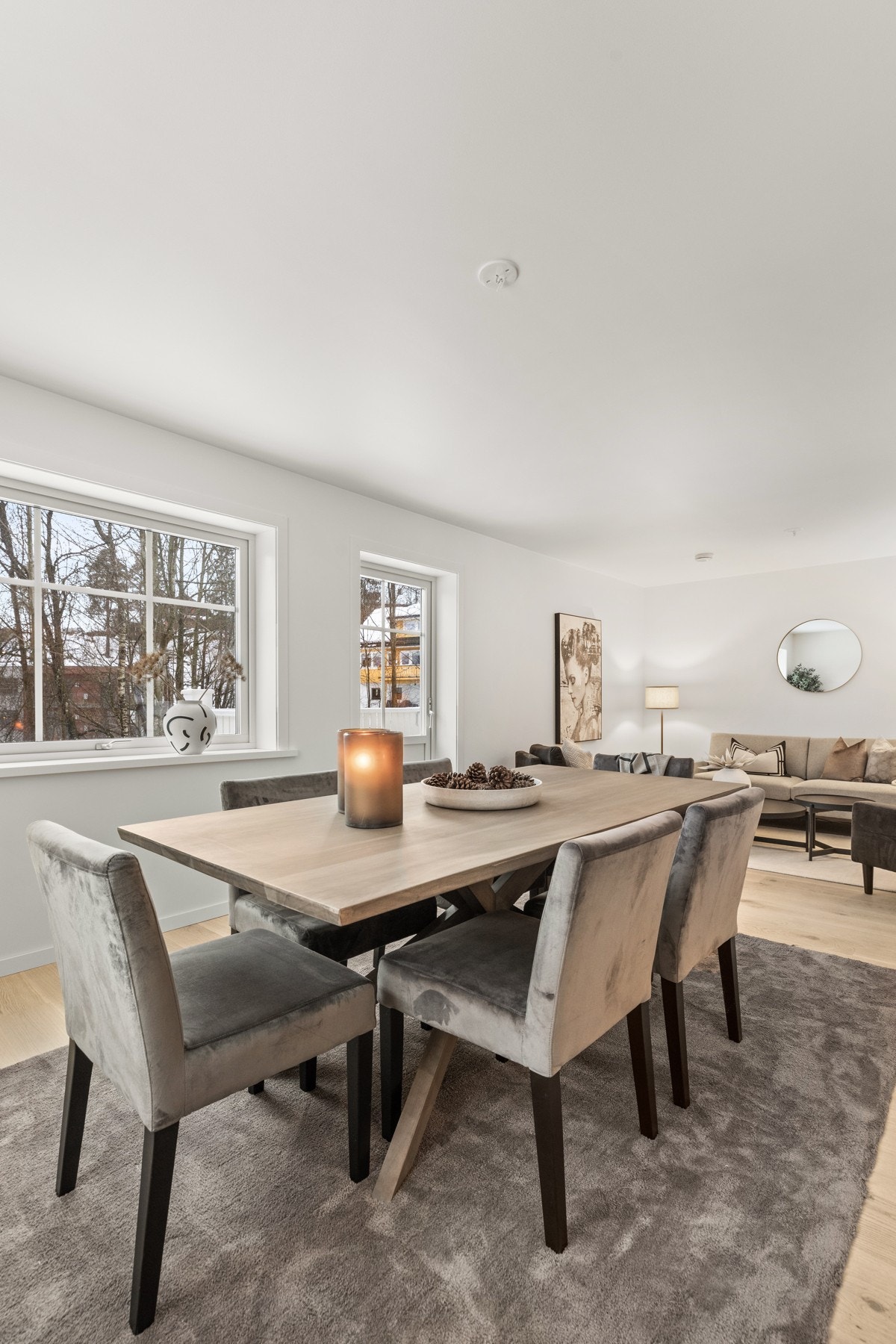 God plass for et romslig spisebord, ideelt for både små og store selskaper. Galleribilde