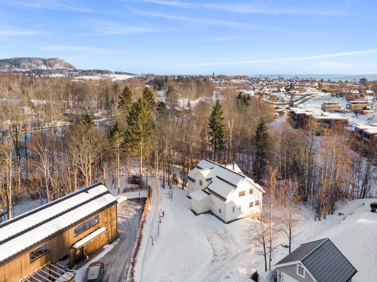 Boligen har en fantastisk beliggenhet ved både skiløyper og badevann. Galleribilde