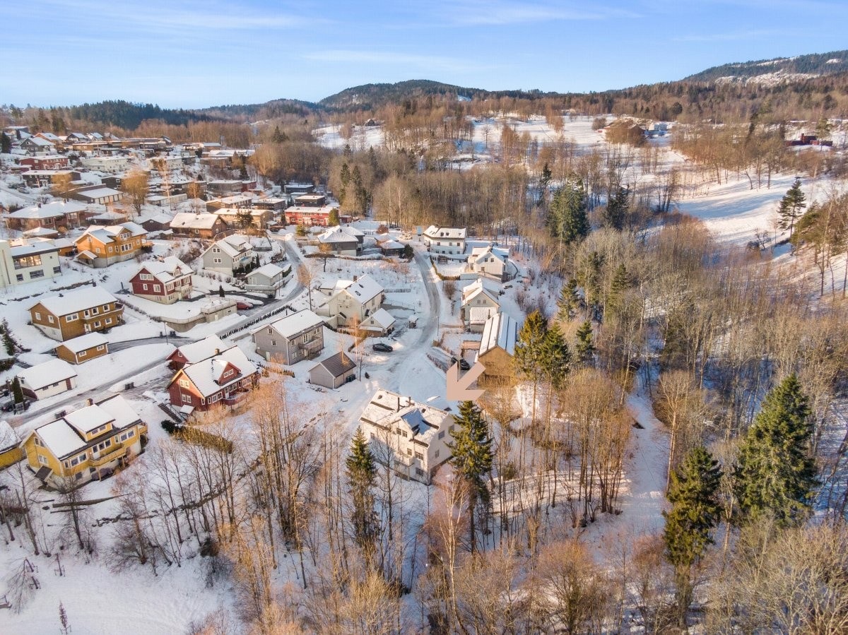 Fra eiendommen er det kort gange til golfbane, Hogstadvannet og turvei. Fortau til Asker sentrum. Galleribilde