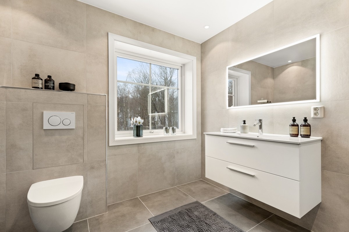 Delikat, helfliset bad i 2. etasje. Badet er bl.a. innredet med lysspeil og en moderne baderomsinnredning fra Alterna. Galleribilde