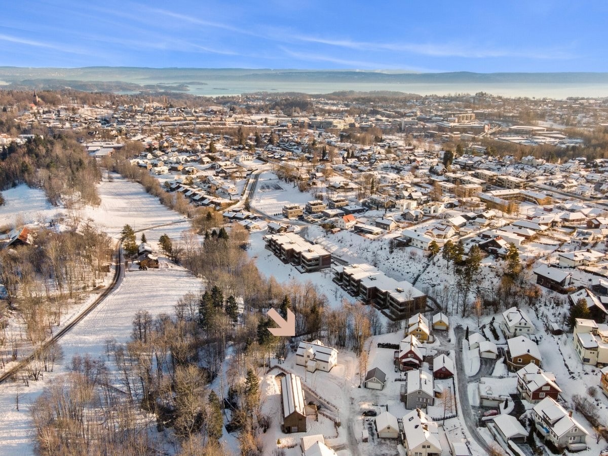 Boligen har en idyllisk og solrik beliggenhet innerst i barnevennlig blindvei, grensende til marka. Galleribilde