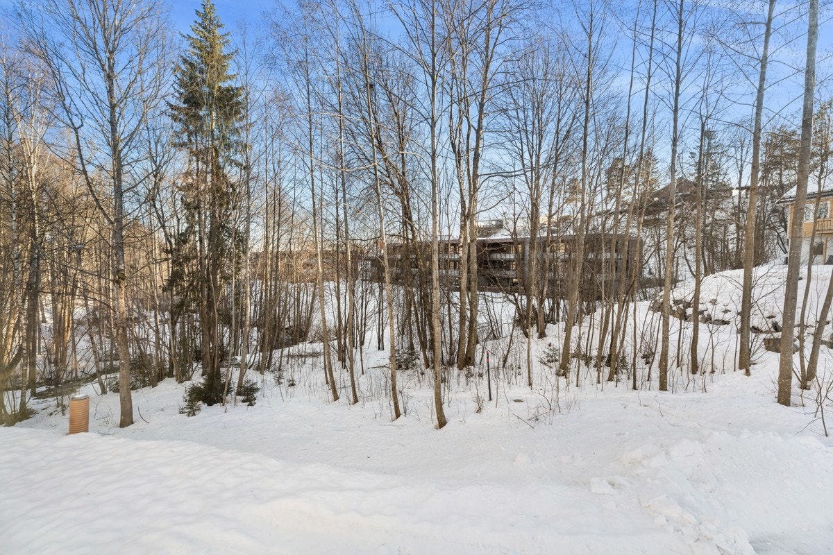 Fra eiendommen går det en gangsti direkte over til Hukenbekken og rett ned til Asker sentrum. Galleribilde