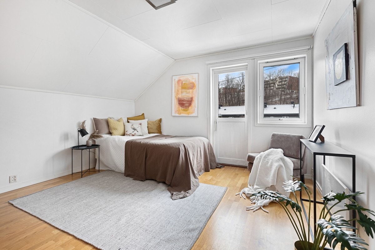 Soverom med utgang til balkong i 2. etasje. Galleribilde