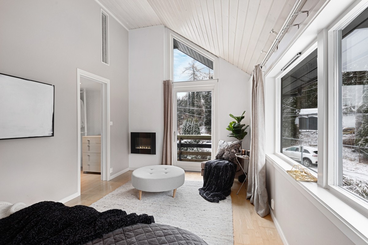 Det er totalt 3 soverom i 2. etasje, alle med utgang til balkong. Galleribilde