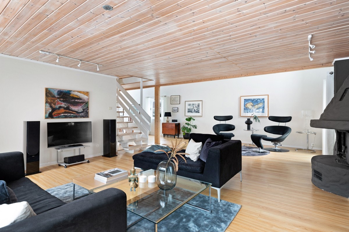 Stuen er romslig og her får du plass til flere sittegrupper. Galleribilde